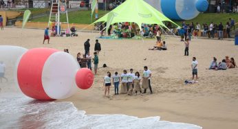 Acción de Greenpeace busca alertar “tsunami plástico” en costas del país: Botellas gigantes aparecen junto al Muelle Vergara