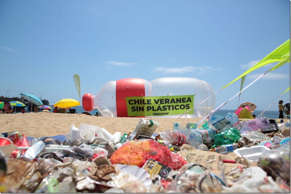 Voluntarios de Greenpeace realizan una limpieza y auditoria de plasticos en las playas de Viña del Mar.