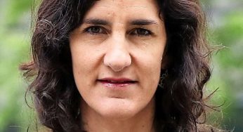 Francisca vende ropa usada