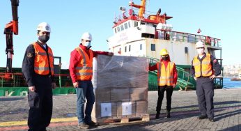 En el buque Antonio zarparon las cajas del plan Alimentos Para Chile para familias de Juan Fernández