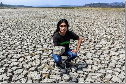 En lago Peñuelas, uno de las principales fuentes de agua potable para Valparaíso y Viña del Mar, hoy presenta apenas un 1 por ciento de agua. Casi seco, es evidencia de que el verdadero monstruo se llama sequía y está en Peñuelas, no en la Quinta Vergara, donde esta semana se desarrolla el Festival del Viña del Mar.  © Diego León / Greenpeace
