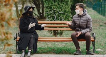 Cinco tips para hablar con mascarilla a una persona con problemas de audición