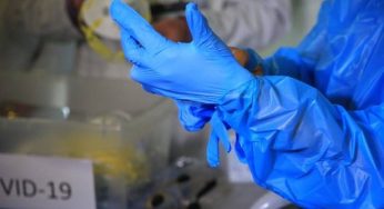 COVID-19: Las muertes de personal sanitario ascienden al menos a 17 mil, mientras las organizaciones piden una rápida distribución de las vacunas