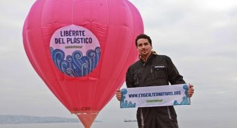 Greenpeace eleva un globo aerostático para solicitar a los comercios un mayor control en la comercialización de plástico.