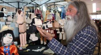 Gerardo Astudillo: 25 años haciendo marionetas de madera para estimular la imaginación de los niños