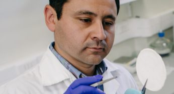 Científico porteño permitió implantar piel a niño de 15 años en hospital Gustavo Fricke
