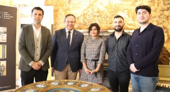 Estudiantes de Duoc UC sede Valparaíso entregan mesa “Luis XVI” completamente restaurada al Museo Baburizza