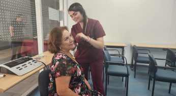 Tecnología Médica UNAB abre sus laboratorios para atender a más de 3 mil adultos mayores en lista de esperas con hipoacusia bilateral