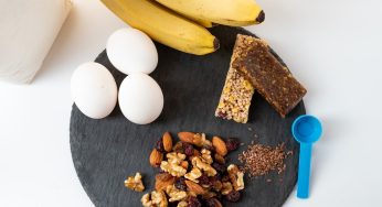 Colaciones hechas en casa y evitar los sellos: entregan consejos para que los niños coman saludablemente en el colegio