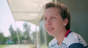 Lanzan campaña para concientizar sobre el cáncer de mama con testimonio de jugadora de fútbol