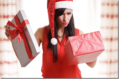 Frau öffnet Geschenk