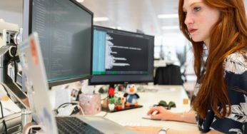 Cómo son vulneradas las mujeres en el ámbito digital y las recomendaciones para prevenir el acoso en línea