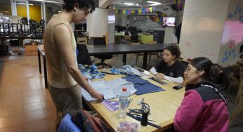 Valparaíso Makerspace PUCV impulsa la reparación como alternativa al consumo textil