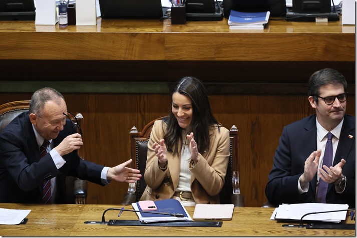 VALPARA&Iacute;SO, 2 de junio de 2026.- La C&aacute;mara de Diputadas y Diputados sesion&oacute; este martes para debatir proyectos relacionados con seguridad en establecimientos educacionales, agilizaci&oacute;n de permisos de urbanizaci&oacute;n y edificaci&oacute;n, regulaci&oacute;n de imitaciones digitales generadas mediante inteligencia artificial y protecci&oacute;n de la salud y seguridad de las personas trabajadoras.

FOTO: Ren&eacute; Lescornez / C&aacute;mara de Diputadas y Diputados de Chile.