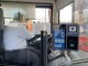 Comerciante de barrio recibiendo información sobre el nuevo sistema de pago electrónico Bipay en el transporte público