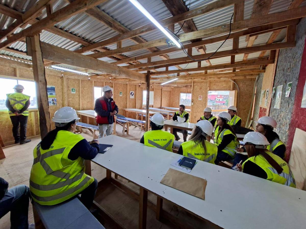 Estudiantes y docentes de Duoc UC visitando la obra Altos Merced para implementar tecnología de seguridad con IA
