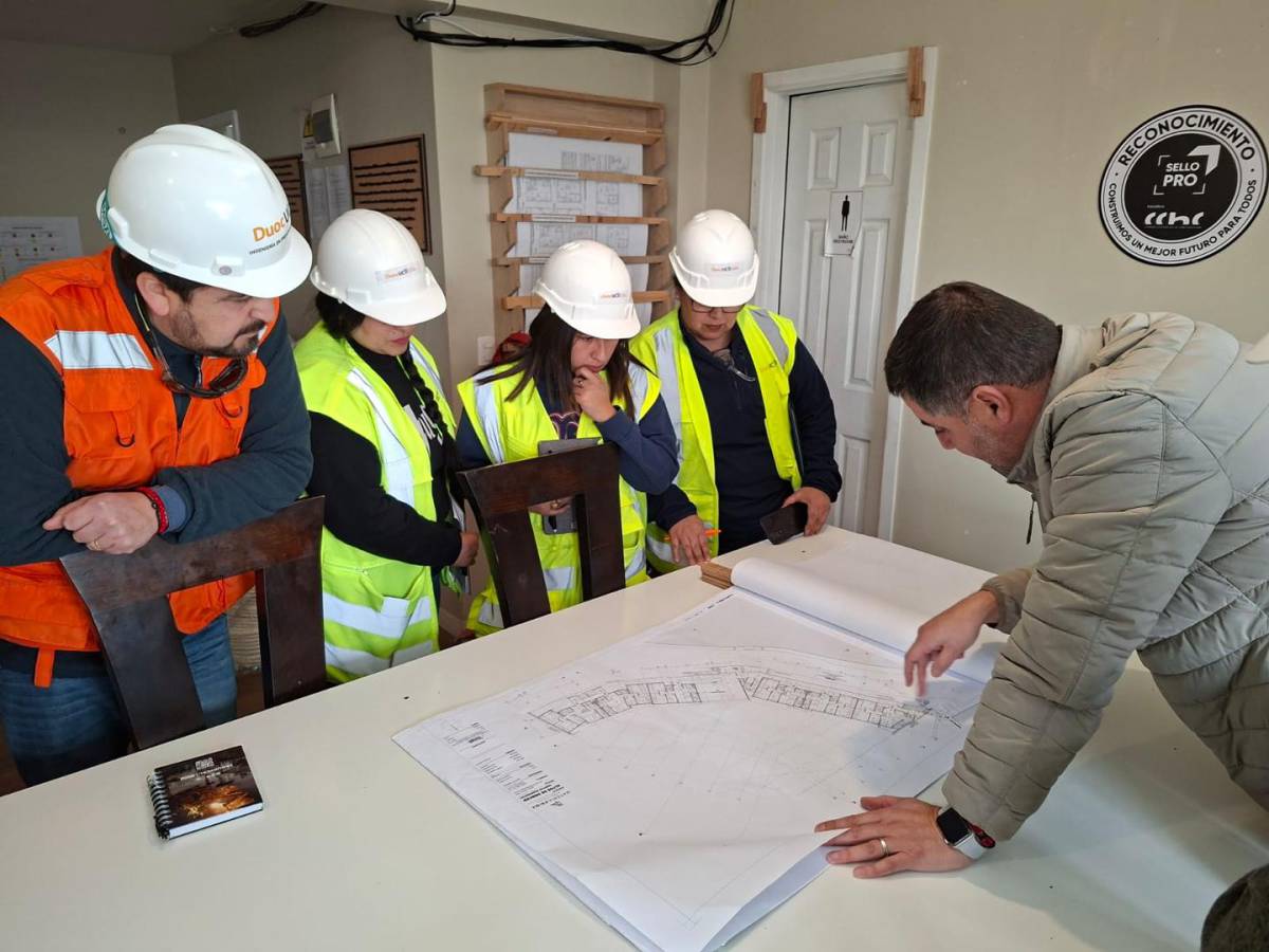 Estudiantes y docentes de Duoc UC visitando la obra Altos Merced para implementar tecnología de seguridad con IA