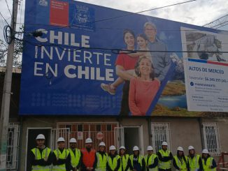 Estudiantes y docentes de Duoc UC visitando la obra Altos Merced para implementar tecnología de seguridad con IA