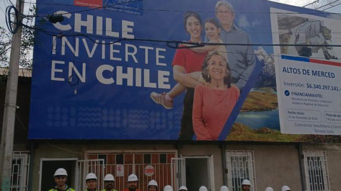 Estudiantes y docentes de Duoc UC visitando la obra Altos Merced para implementar tecnología de seguridad con IA