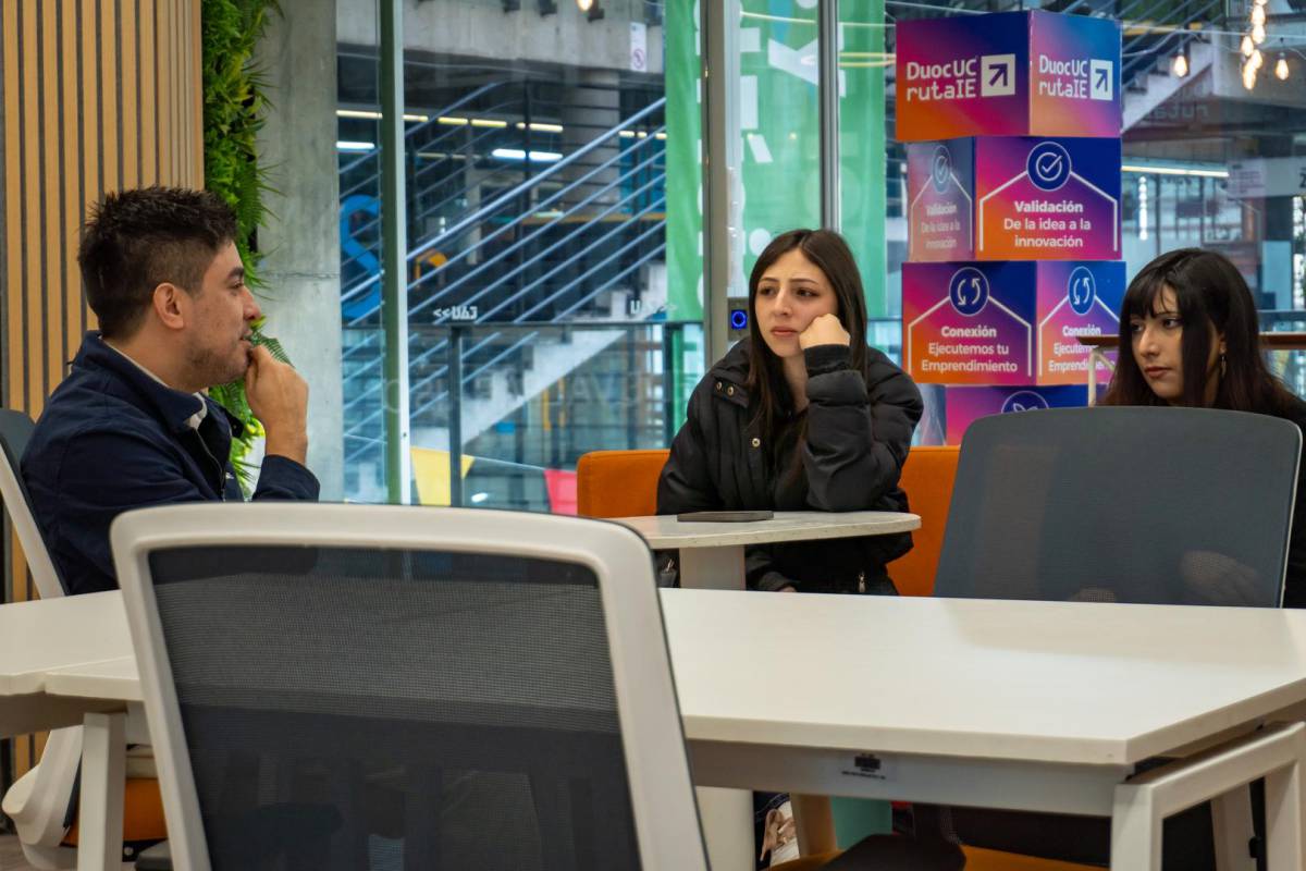 Estudiantes de Informática Biomédica de Duoc UC colaborando en un proyecto de IA para la salud mental con VITAIROS SpA
