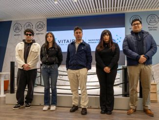 Estudiantes de Informática Biomédica de Duoc UC colaborando en un proyecto de IA para la salud mental con VITAIROS SpA