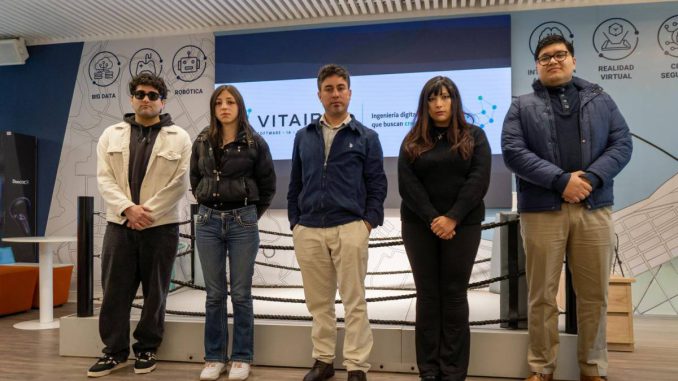 Estudiantes de Informática Biomédica de Duoc UC colaborando en un proyecto de IA para la salud mental con VITAIROS SpA