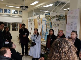 Estudiantes de arquitectura de la USM presentando proyectos urbanísticos a los vecinos del cerro Santo Domingo