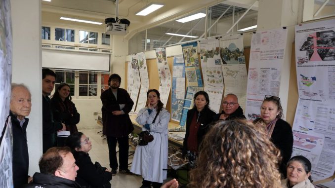 Estudiantes de arquitectura de la USM presentando proyectos urbanísticos a los vecinos del cerro Santo Domingo