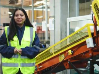 Estudiantes de Duoc UC utilizando entornos virtuales inmersivos para aprender procesos mineros en el metaverso