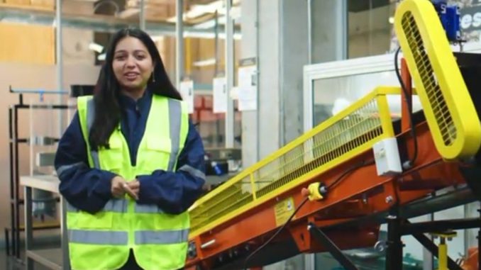 Estudiantes de Duoc UC utilizando entornos virtuales inmersivos para aprender procesos mineros en el metaverso