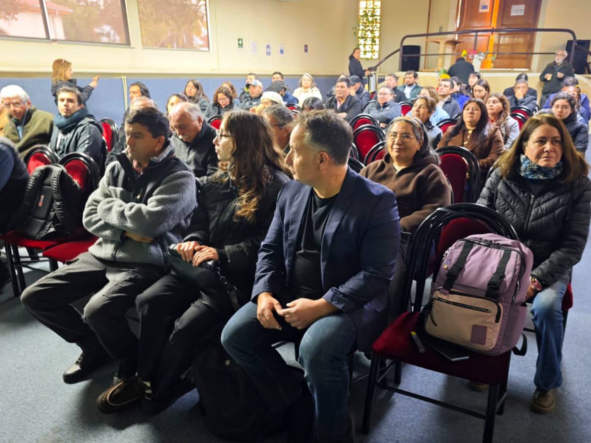 Extensionistas agrícolas participando en taller sobre inteligencia artificial y tecnología aplicada al campo en Valparaíso
