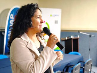 Extensionistas agrícolas participando en taller sobre inteligencia artificial y tecnología aplicada al campo en Valparaíso