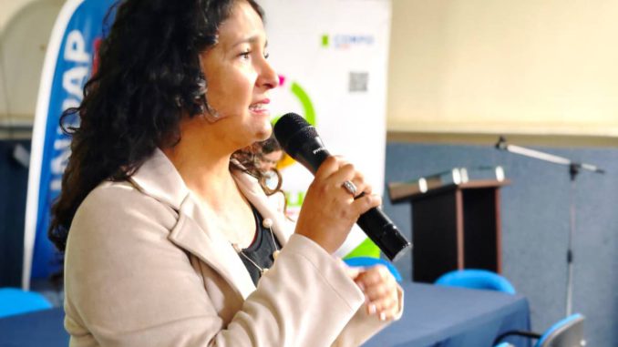 Extensionistas agrícolas participando en taller sobre inteligencia artificial y tecnología aplicada al campo en Valparaíso