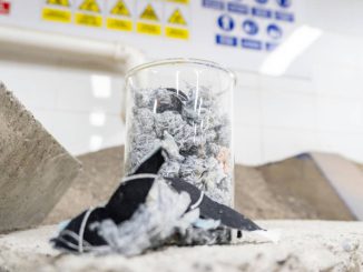 Prototipos de hormigón sustentable fabricado con fibras textiles recicladas en un laboratorio