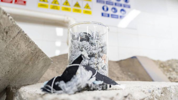 Prototipos de hormigón sustentable fabricado con fibras textiles recicladas en un laboratorio