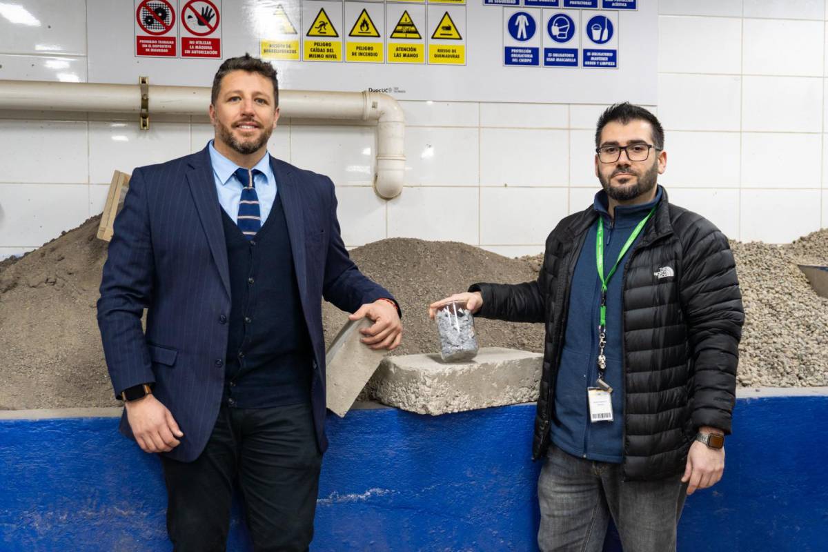 Prototipos de hormigón sustentable fabricado con fibras textiles recicladas en un laboratorio