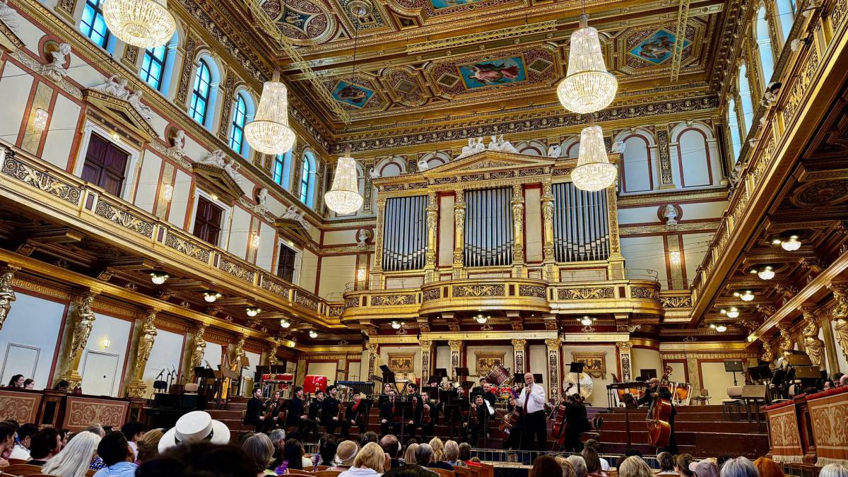 La Orquesta de Cámara de Viña del Mar recibiendo el reconocimiento en Viena