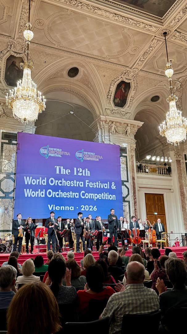 La Orquesta de Cámara de Viña del Mar recibiendo el reconocimiento en Viena