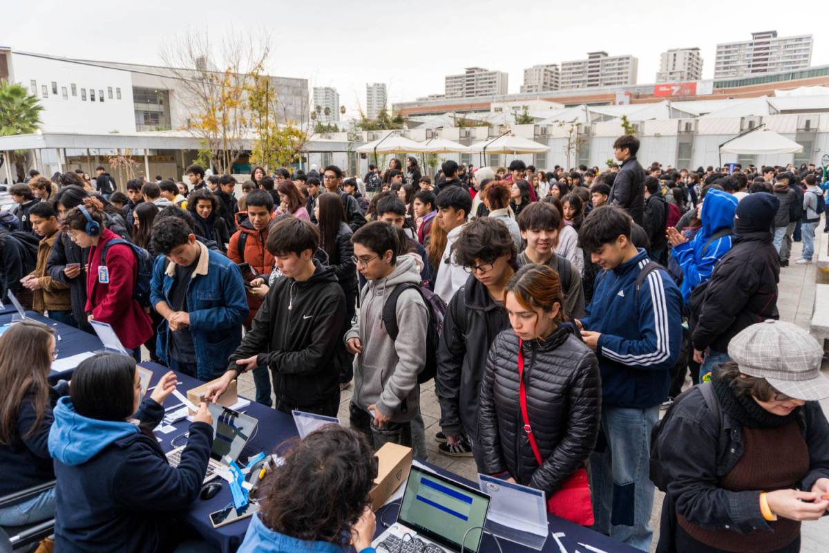 Estudiantes participando en el Ensayo Nacional PAES en una sede de la USM