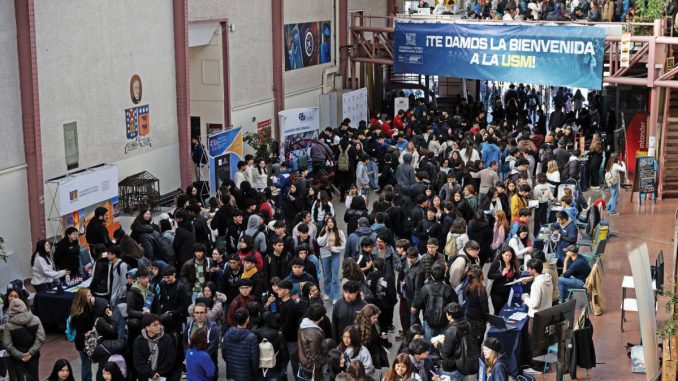 Estudiantes participando en el Ensayo Nacional PAES en una sede de la USM