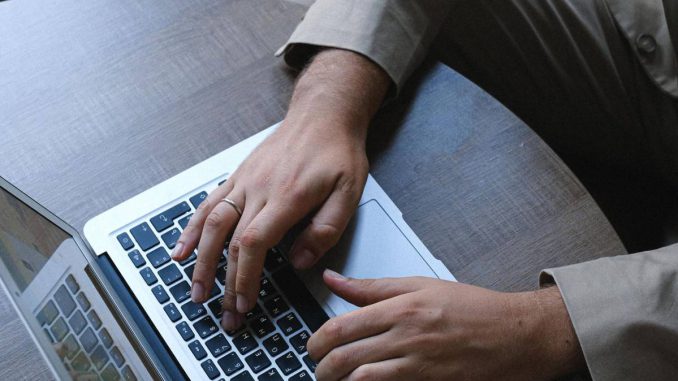 Trabajadores en entorno corporativo analizando cumplimiento de la Ley de 40 horas