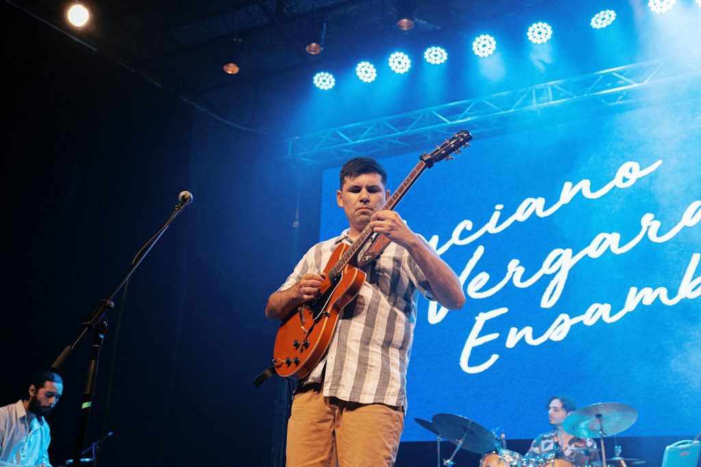 Luciano Vergara Ensamble en una presentación en vivo interpretando su álbum Música para romper ciclos