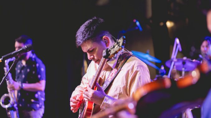 Luciano Vergara Ensamble en una presentación en vivo interpretando su álbum Música para romper ciclos
