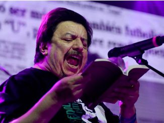 El músico y poeta chileno Mauricio Redolés en concierto junto a su banda