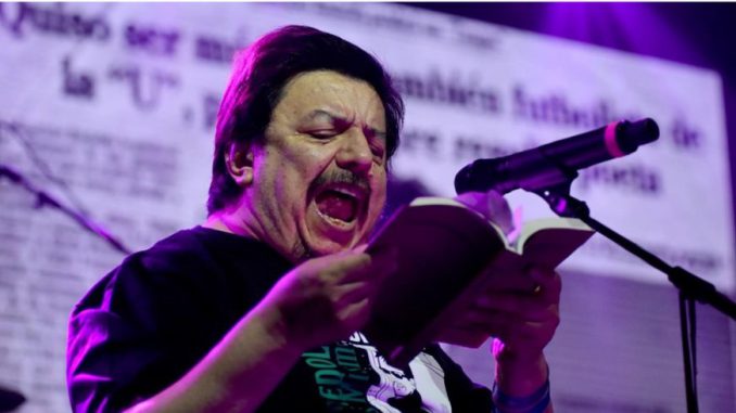 El músico y poeta chileno Mauricio Redolés en concierto junto a su banda