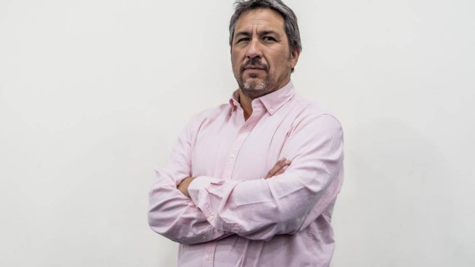 Vivienda afectada por riesgo de derrumbe debido a fuertes lluvias y erosión del terreno