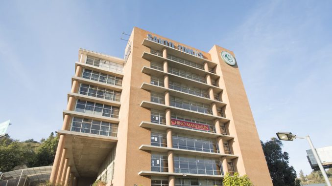 Estudiantes rindiendo ensayo PAES en instalaciones de Santo Tomás