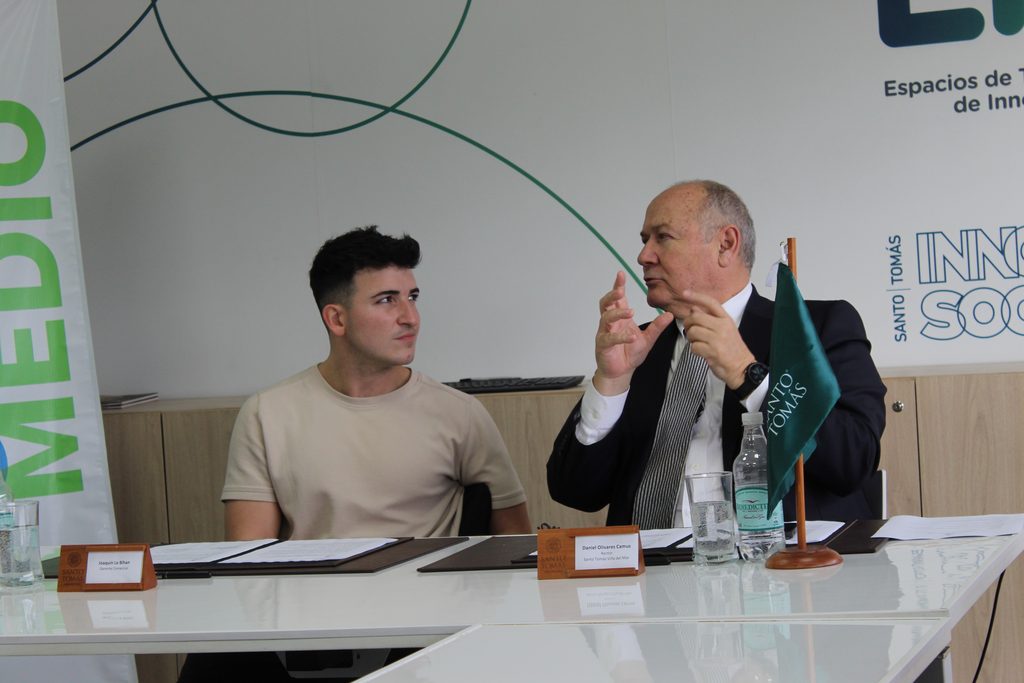 Autoridades de Santo Tomás Viña del Mar y representantes de Deportes Unión La Calera durante la firma del convenio de colaboración deportiva.