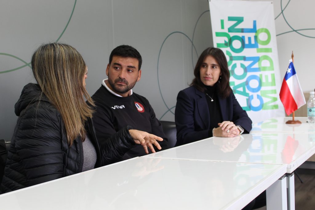Autoridades de Santo Tomás Viña del Mar y representantes de Deportes Unión La Calera durante la firma del convenio de colaboración deportiva.