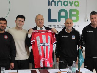 Autoridades de Santo Tomás Viña del Mar y representantes de Deportes Unión La Calera durante la firma del convenio de colaboración deportiva.